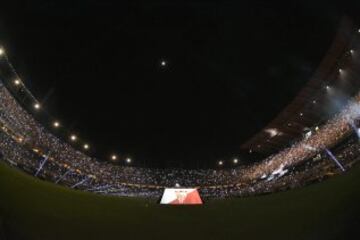 Jugadores y aficionados en el estadio Sánchez Pizjuán.