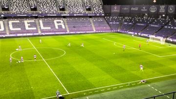 La plantilla del Real Valladolid se ejercita sobre el césped de Zorrilla.