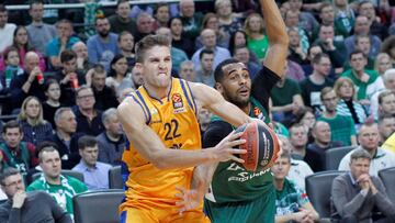 EPA5239. KAUNAS (LITUANIA), 07/03/2019.- El escolta español Xavier Rabaseda (i) del Herbalife Gran Canaria disputa un balón frente al ala-pívot estadounidense Brandon Davies (d) del Zalgiris Kaunas durante el encuentro entre ambos equipos correspondiente a la Euroliga de baloncesto que se ha disputado este jueves en Kaunas (Lituania). EFE/ Toms Kalnins
