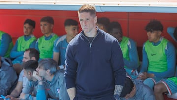 Fernando Torres durante un encuentro del filial rojiblanco de 1ª RFEF de la temporada 24-25.