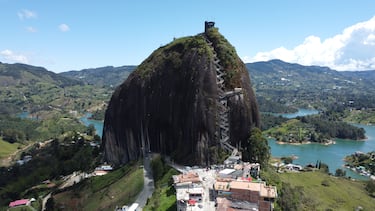 La Piedra del Peñol (o El Peñón de Guatapé), situada en Antioquia, Colombia, es un imponente monolito de granito que se eleva 220 metros sobre el nivel del suelo, dominando el paisaje del embalse de Guatapé. Geológicamente, es un batolito, una gigantesca masa de roca ígnea que se solidificó a gran profundidad bajo la corteza terrestre hace unos 70 millones de años y que quedó expuesta en la superficie debido a la erosión de las capas de tierra más blandas que la cubrían.