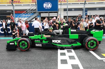 Durante el Gran Premio de Miami 2025, los 20 pilotos de F車rmula 1 desfilaron en r谷plicas a tama?o real de sus monoplazas, construidas con aproximadamente 400.000 piezas de LEGO cada una. Estas versiones el谷ctricas, con neum芍ticos Pirelli reales, alcanzaban hasta 20 km/h y fueron creadas en colaboraci車n con LEGO. El desfile reemplaz車 al tradicional cami車n de presentaci車n, ofreciendo una experiencia m芍s creativa, que gener車 entusiasmo tanto en la pista como entre los espectadores. La iniciativa busca acercar el espect芍culo de la F1 a los fans.