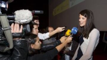 Ruth Beitia atiende a la presa en la ceremonia de entrela de las Medallas al M&eacute;rito Deportivo, en el CSD. La saltadora recibi&oacute; la de oro. 