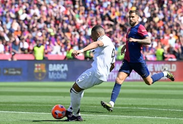 El delantero franc¨¦s del Real Madrid marca el 0-2 al FC Barcelona.