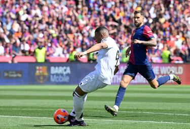 El delantero francés del Real Madrid marca el 0-2 al FC Barcelona. 