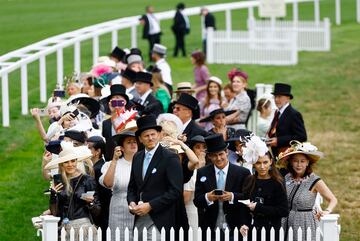 Día de estreno en el hipódromo de Ascot, ciudad al sur de Inglaterra, donde se celebra la tradicional y pintoresca carrera de caballos con la presencia de la familia real británica.