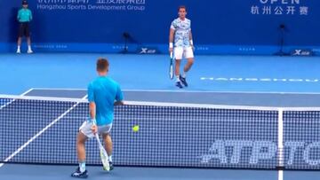 No se sabe si es mejor el “oh” del público, la reacción de los comentaristas o el punto en sí