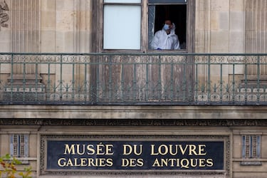 What have the Louvre robbers done with the stolen jewels, and where might they be now?