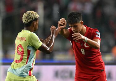 Durante el duelo entre la selección española y Turquía saltaron chispas entre los jóvenes jugadores del Fútbol Club Barcelona y el Real Madrid. Güler se disponía a sacar una falta, Lamine Yamal se colocó delante del balón impidiéndolo y el turco le lanzó un empujón al jugador del club blaugrana. 