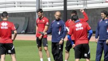 Paco dirigió ayer la sesión antes de que se hiciera oficial su continuidad.