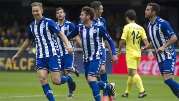 GRA057. VILLAREAL (CASTELLÓN), 27/11/2016.- El delantero del Deportivo Alavés Ibai Gómez (i) celebra con sus compañeros el gol marcado al Villarreal, primero para el equipo, durante el partido de la decimotercera jornada de liga de Primera División disputado hoy en el estadio El Madrigal. EFE/Domenech Castelló