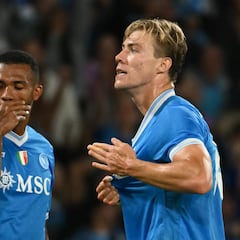 De Bruyne acompaña a Hojlund en la victoria del Nápoles