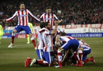 1-0. Fernando Torres celebró el primer tanto con sus compañeros.