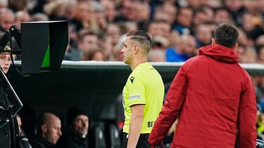 El colegiado Donatas Rumsas chequea una jugada durante el Copenhague-Manchester United de la última jornada de Champions League.