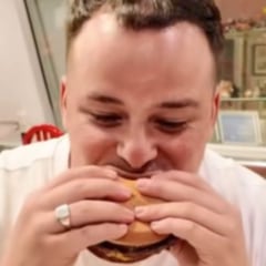 Acude al McDonald’s más antiguo del mundo, prueba una hamburguesa de los años 50 y sentencia: “No tiene…”