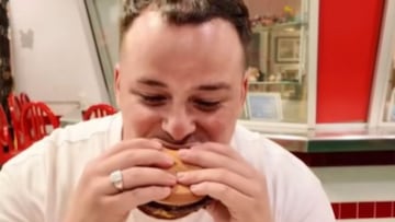Acude al McDonald’s más antiguo del mundo, prueba una hamburguesa de los años 50 y sentencia: “No tiene…”