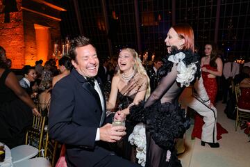 Jimmy Fallon, Gigi Hadid y Karen Elson durante la Met Gala 2023 celebrada en el museo MET de Nueva York.