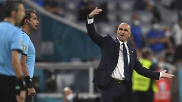 Roberto Mart&iacute;nez da &oacute;rdenes a sus jugadors durante los cuartos de final de la Eurocopa 2020 entre B&eacute;lgica e Italia.