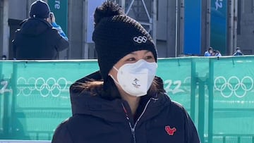 La tenista china Peng Shuai saluda durante la final de la prueba de Big Air femenino de los Juegos Ol&iacute;mpicos de Invierno de Pek&iacute;n 2022.