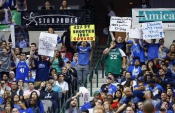 Aficionados de los Dallas Mavericks con pancartas en contra de DeAndre Jordan.