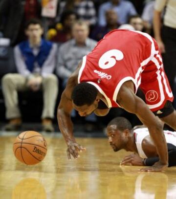 Tony Allen resbala mientras disputa por la pelota con Dwayne Wade.