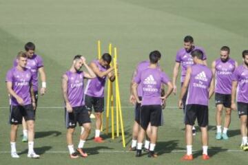 Buen ambiente en el intenso entrenamiento de Zidane