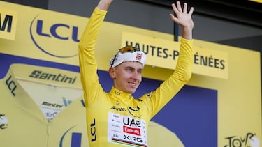 Pogacar, con el maillot amarillo, en el podio de Hautacam.