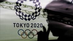Tokyo (Japan).- (FILE) - A car driver seen in front of the logo of the Tokyo 2020 Olympic Games in Tokyo, Japan, 05 October 2016 (re-issued on 24 March 2020). The International Olympic Committee (IOC) on 24 March 2020 announced that the Tokyo 2020 Olympic