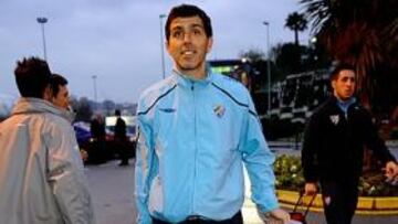 <b>BIENVENIDO. </b>Muñiz encabezó ayer la expedición del Málaga a su llegada a Santander. El equipo andaluz se hospedó en el Hotel Palacio del Mar.