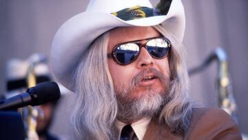 FILE Pianist and Songwriter Leon Russell Dies Aged 74 BERKELEY, CA - SEPTEMBER 1977:  Leon Russell performs at the Greek Theater on September 4, 1977 in Berkeley, California.  (Photo by Ed Perlstein/Redferns/Getty Images)