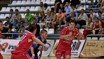 <b>PRIMEROS. </b>Una imagen de ElPozo ante el Playas esta temporada.