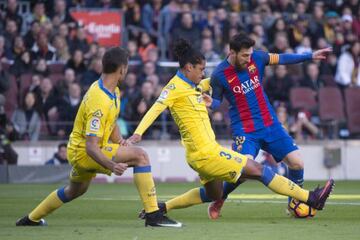 Lemos goes in on Messi in the Barcelona - Las Palmas game earlier this season.