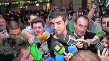 <b>SIN NERVIOS. </b>Albiol aterrizó en Barajas a las 22:15 horas de ayer.