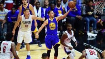 Stephen Curry anota rodeado por DeAndre Jordan, Blake Griffin y Chris Paul.
