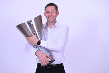 Causeur, posando con el trofeo de la Euroliga.