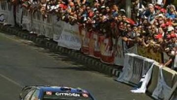 <b>RALLY DE CHIPRE. </b>Sebastien Loeb superó en la línea de meta a los Ford del finlandés Marcus Grönholm y Mikko Hirvonen.