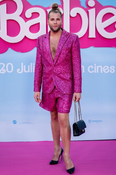 Eduardo Navarrete posa en la alfombra rosa por el pase especial de la película ‘Barbie’ en el Gran Teatro CaixaBank.   
 
 