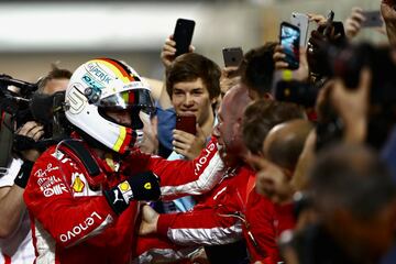 Sebastian Vettel junto a su equipo tras proclamarse campen del Gran Premio de Bahrin. 