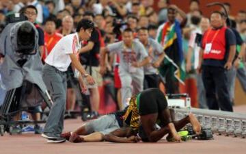 Un cámara de televisión en su 'Segway' se llevó por delante a Usain Bolt en la vuelta de honor de la final de 200m.