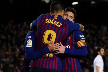 El jugador del Barcelona Luis Suárez celebra el 1-0 al Eibar con Coutinho y Messi. 