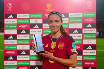 Aitana Bonmatí, posa con el trofeo MVP mejor jugadora del partido.