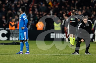 La cáscara de plátano es retirada del terreno de juego.