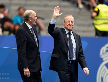 El presidente de honor del Real Madrid, José Martínez Pirri y el presidente del club, Florentino Pérez, saludan al Bernabéu antes de la presentación de Endrick. 