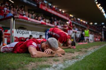 Los jugadores del Nástic de Tarragona desolados.