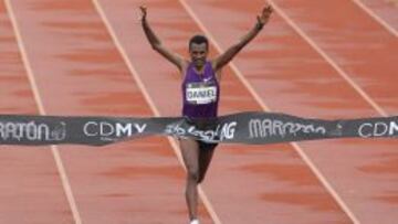 El atleta etíope Daniel Aschenik cruza la meta en primer puesto hoy, domingo 30 de agosto de 2015, al finalizar la 33 edición de la Maratón de la Ciudad de México.