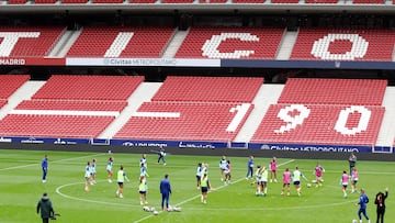 Las jugadoras del Atlético entrenan en el Metropolitano en la semana del partido ante el Barcelona en el estadio rojiblanco.