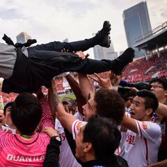 Cannavaro le birla a Pellegrini una plaza de Champions de Asia