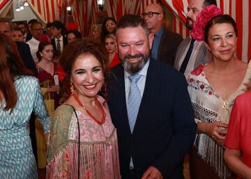 La vicepresidenta primera del Gobierno y ministra de Hacienda, María Jesús Montero, con el coordinador del PSOE de Sevilla, Demetrio Pérez.