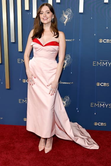 Aimee Lou Wood posa en la alfombra roja de los Premios Emmy 2025 celebrados en California.