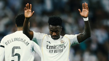 Vinicius, tras marcar el segundo gol, hizo el gesto claro de llevarse las manos al pecho y levantar las palmas, una señal habitual de disculpa dirigida a la grada, sin una celebración efusiva. El gesto fue interpretado como una disculpa por momentos anteriores del partido y por la tensión con parte del público del Bernabéu, que venía pitándole antes del gol. En el momento del gesto de perdón, se escuchó una mezcla de aplausos y silencio, con algunos pitidos aislados que se fueron apagando poco a poco.